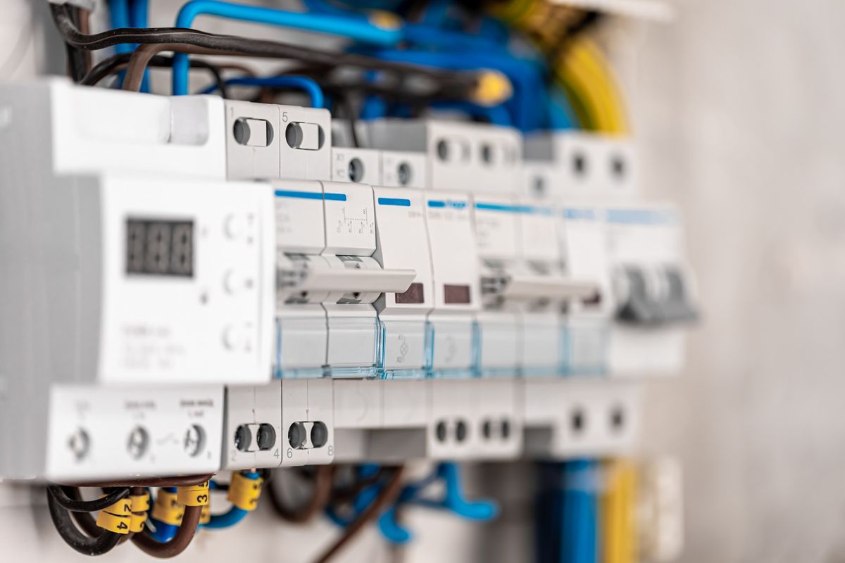 Interruttori modulari, differenziali e relè su guida DIN in un quadro elettrico cablato