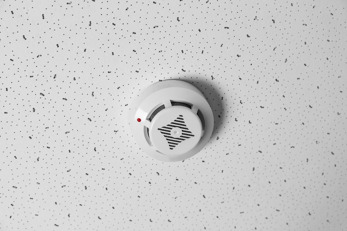Rivelatore ottico di fumo installato su un controsoffitto fonoassorbente