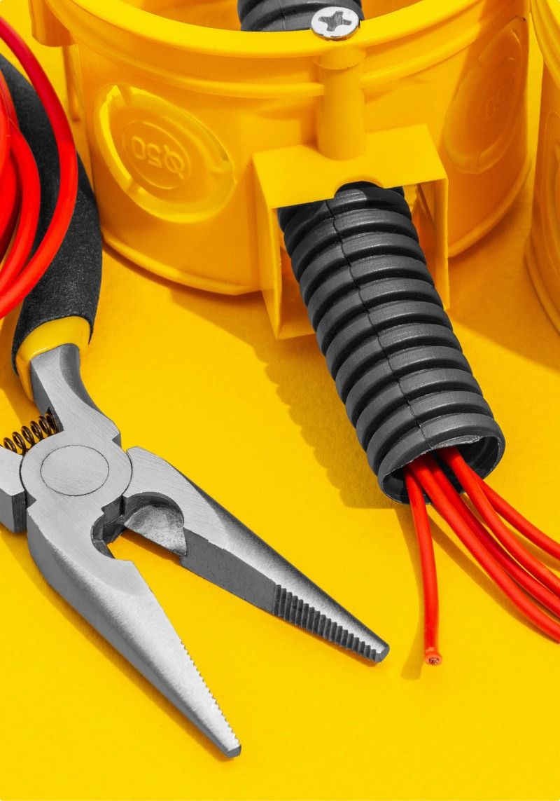 Pinza, scatola di derivazione e tubo corrugato con cavi elettrici