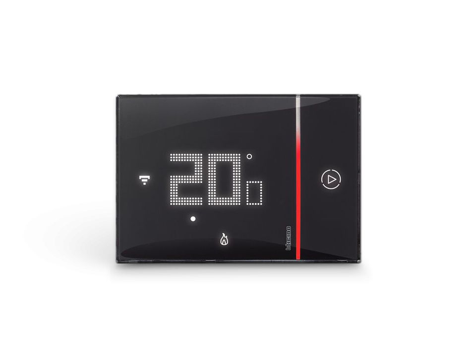 Termostato connesso a incasso con il display che segna 20 gradi